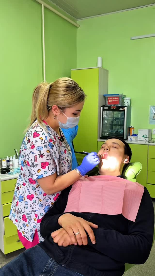Аня — ассистент стоматолога